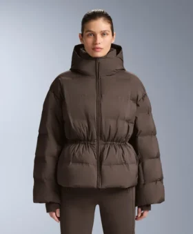 Chaqueta acolchada ligera con un relleno resistente al agua compuesto por un 80 % de plumón y un 20 % de Minardi Piume Ski.
