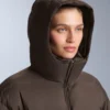 Chaqueta acolchada ligera con un relleno resistente al agua compuesto por un 80 % de plumón y un 20 % de Minardi Piume Ski.