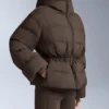 Chaqueta acolchada ligera con un relleno resistente al agua compuesto por un 80 % de plumón y un 20 % de Minardi Piume Ski.