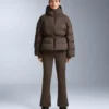 Chaqueta acolchada ligera con un relleno resistente al agua compuesto por un 80 % de plumón y un 20 % de Minardi Piume Ski.