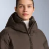Chaqueta acolchada ligera con un relleno resistente al agua compuesto por un 80 % de plumón y un 20 % de Minardi Piume Ski.