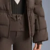 Chaqueta acolchada ligera con un relleno resistente al agua compuesto por un 80 % de plumón y un 20 % de Minardi Piume Ski.