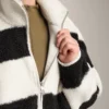 Chaqueta bomber de imitación de piel de oveja a rayas
