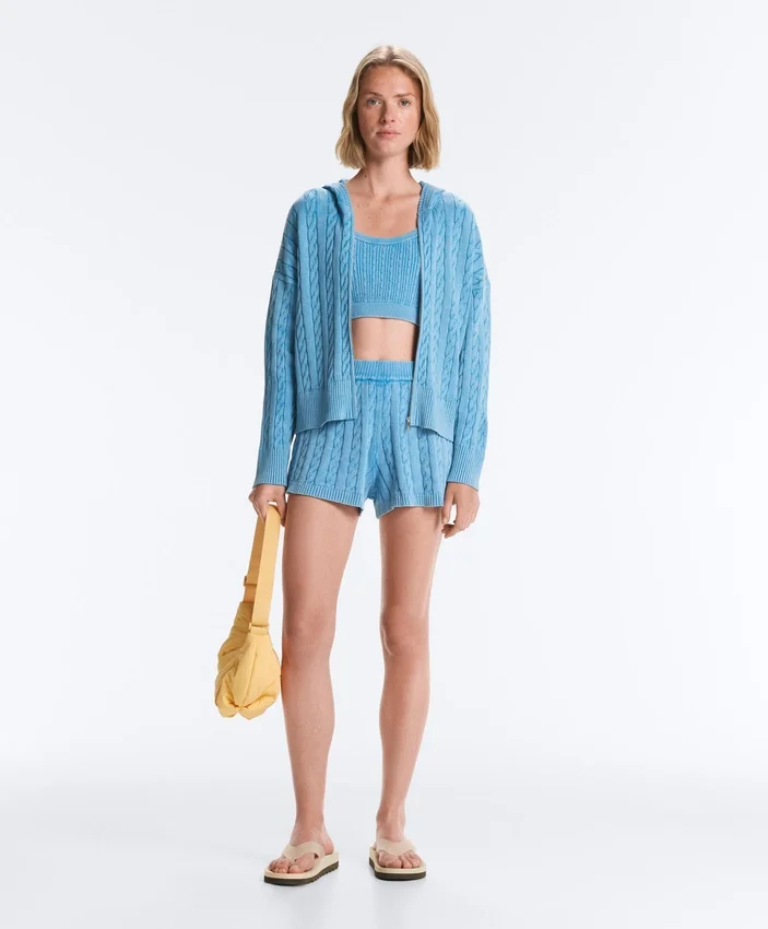 Chaqueta con capucha de punto trenzado lavado Chaqueta con capucha de punto trenzado lavado