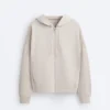 Chaqueta con capucha y detalles acanalados en modal cepillado Chaqueta con capucha y detalles acanalados en modal cepillado