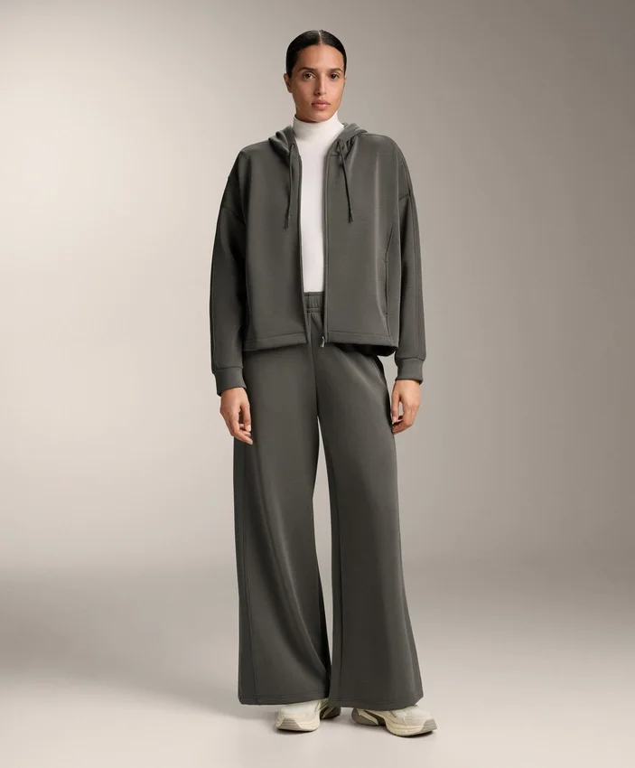 Chaqueta con capucha y detalles acanalados en modal cepillado Chaqueta con capucha y detalles acanalados en modal cepillado