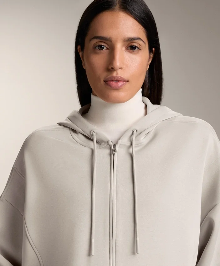 Chaqueta con capucha y detalles acanalados en modal cepillado Chaqueta con capucha y detalles acanalados en modal cepillado