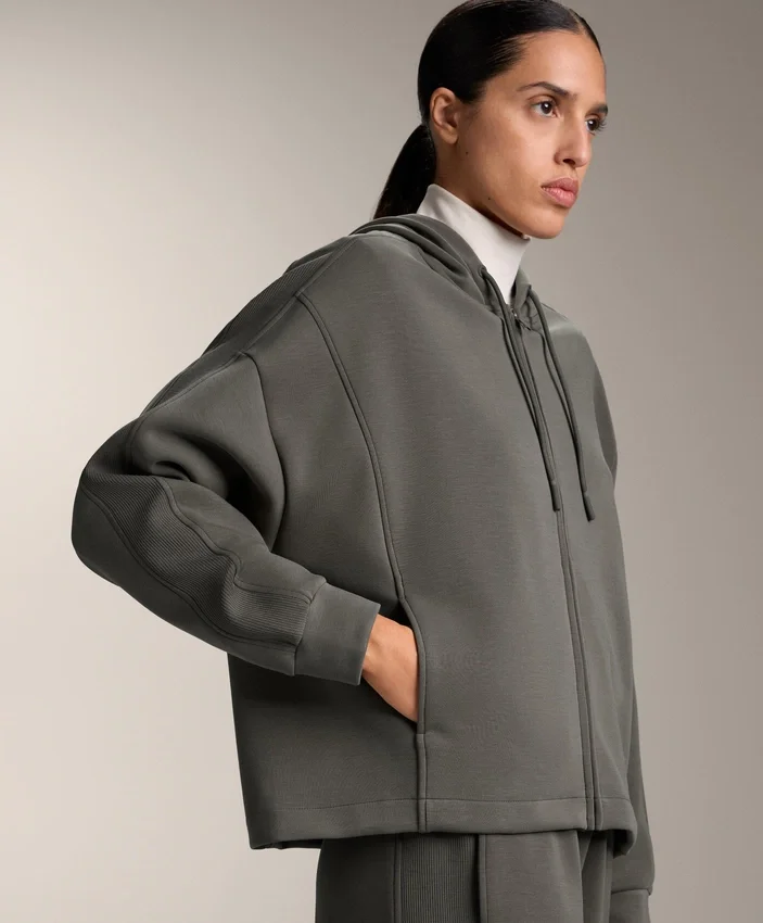 Chaqueta con capucha y detalles acanalados en modal cepillado Chaqueta con capucha y detalles acanalados en modal cepillado