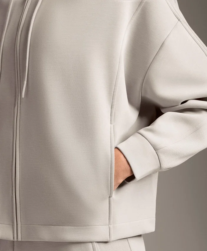 Chaqueta con capucha y detalles acanalados en modal cepillado Chaqueta con capucha y detalles acanalados en modal cepillado