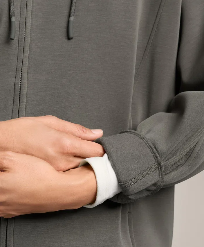 Chaqueta con capucha y detalles acanalados en modal cepillado Chaqueta con capucha y detalles acanalados en modal cepillado