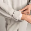 Chaqueta con capucha y detalles acanalados en modal cepillado Chaqueta con capucha y detalles acanalados en modal cepillado