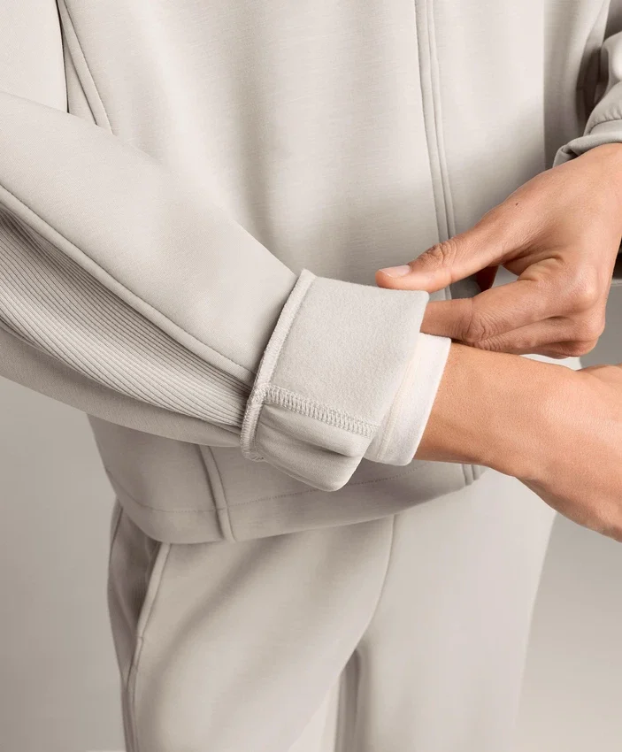 Chaqueta con capucha y detalles acanalados en modal cepillado Chaqueta con capucha y detalles acanalados en modal cepillado