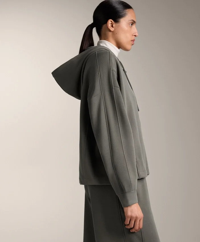 Chaqueta con capucha y detalles acanalados en modal cepillado Chaqueta con capucha y detalles acanalados en modal cepillado