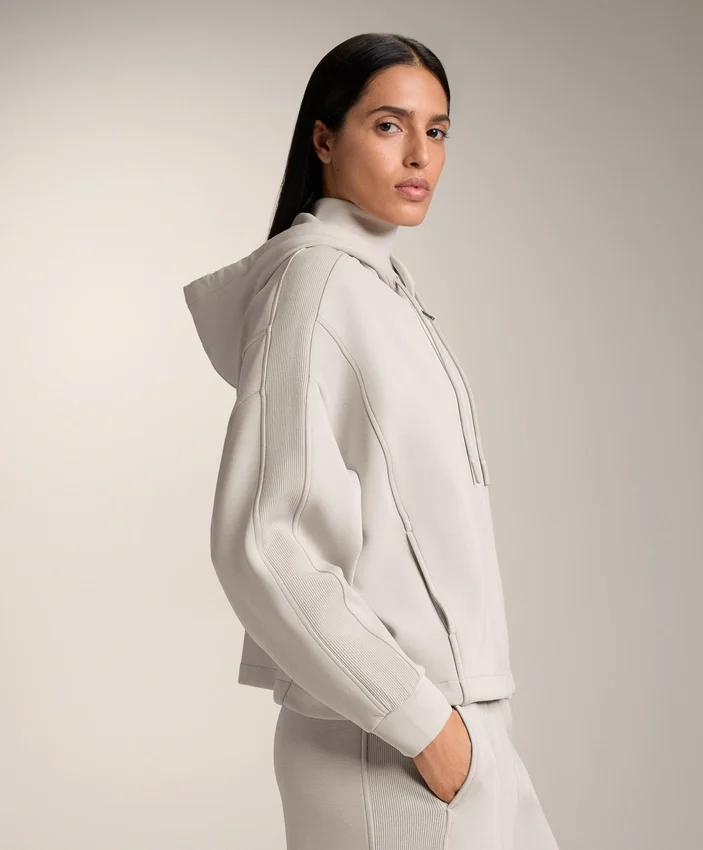Chaqueta con capucha y detalles acanalados en modal cepillado Chaqueta con capucha y detalles acanalados en modal cepillado
