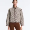 Chaqueta con cuello alto y ribetes en contraste