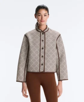 Chaqueta con cuello alto y ribetes en contraste
