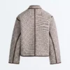 Chaqueta con cuello alto y ribetes en contraste