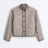 Chaqueta con cuello alto y ribetes en contraste