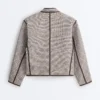 Chaqueta con cuello alto y ribetes en contraste