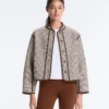 Chaqueta con cuello alto y ribetes en contraste