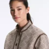 Chaqueta con cuello alto y ribetes en contraste