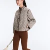 Chaqueta con cuello alto y ribetes en contraste