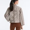 Chaqueta con cuello alto y ribetes en contraste