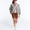 Chaqueta con cuello alto y ribetes en contraste