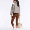 Chaqueta con cuello alto y ribetes en contraste