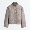 Chaqueta con cuello alto y ribetes en contraste