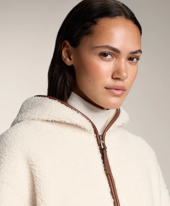 Chaqueta de imitación de piel de oveja con capucha Chaqueta de imitación de piel de oveja con capucha