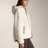 Chaqueta de imitación de piel de oveja con capucha Chaqueta de imitación de piel de oveja con capucha