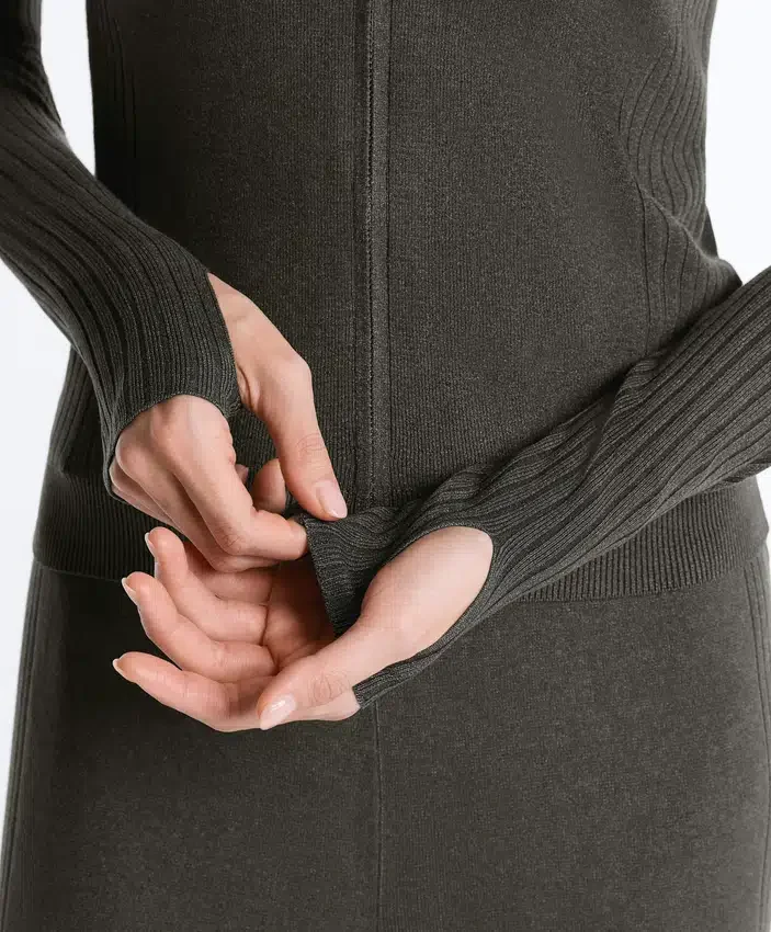 Chaqueta de punto de corte entallado con capucha Chaqueta de punto de corte entallado con capucha