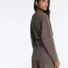 Chaqueta larga con rayas asimétricas y modal Chaqueta larga con rayas asimétricas y modal