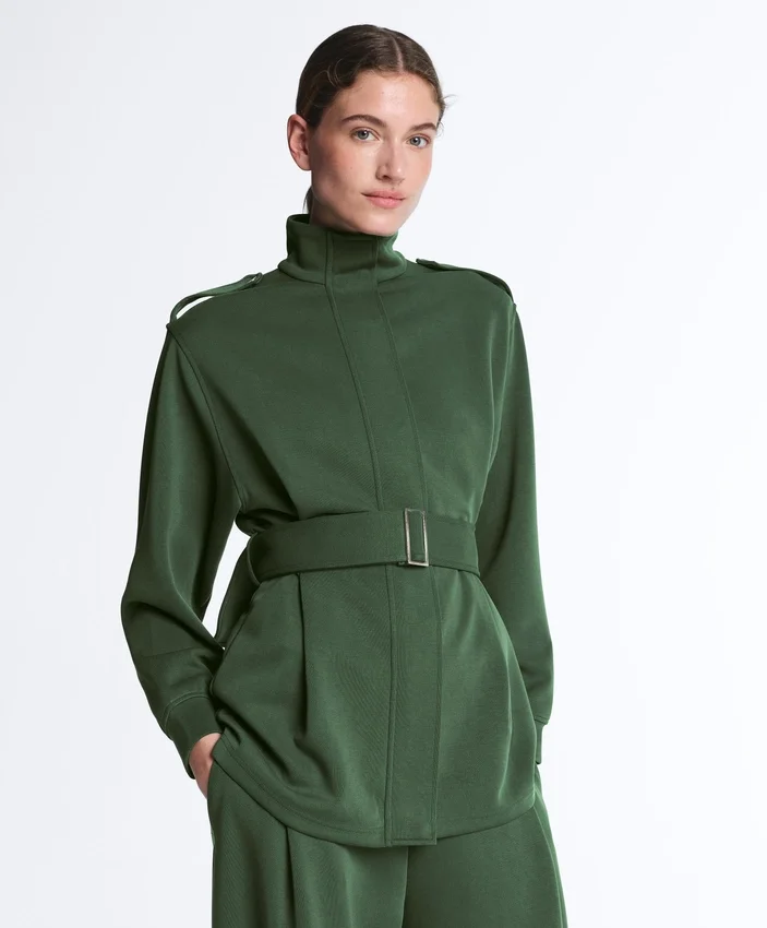 Chaqueta larga de estilo utilitario con cinturón de sarga Chaqueta larga de estilo utilitario con cinturón de sarga
