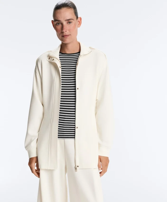 Chaqueta larga de estilo utilitario con cinturón de sarga Chaqueta larga de estilo utilitario con cinturón de sarga