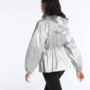 Chaqueta repelente al agua con efecto metalizado Chaqueta repelente al agua con efecto metalizado