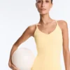 Mono corto Comfortlux con detalle de nudo Mono corto Comfortlux con detalle de nudo