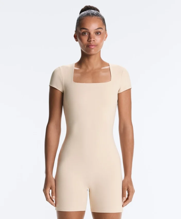 Mono corto Evermove con cuello cuadrado Mono corto Evermove con cuello cuadrado