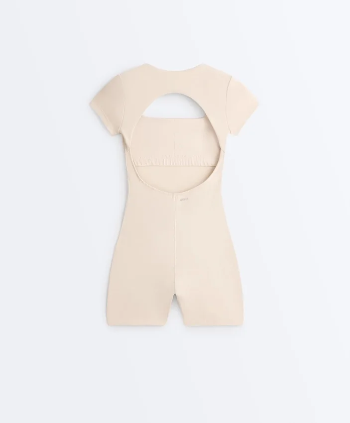 Mono corto Evermove con cuello cuadrado Mono corto Evermove con cuello cuadrado