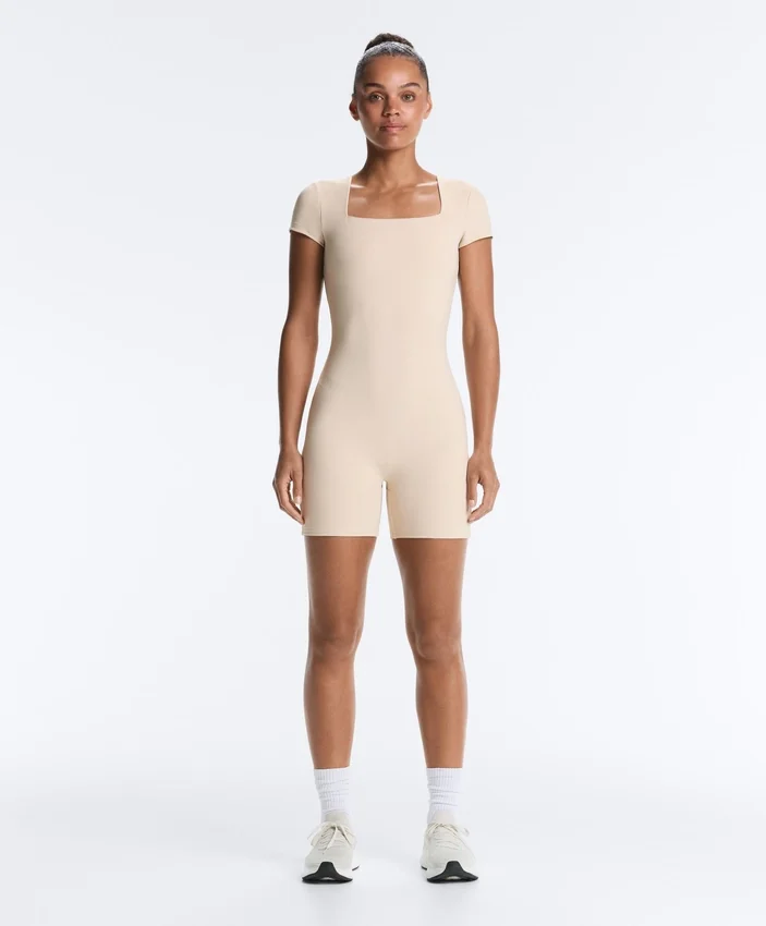 Mono corto Evermove con cuello cuadrado Mono corto Evermove con cuello cuadrado