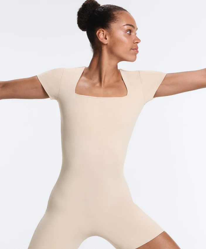 Mono corto Evermove con cuello cuadrado Mono corto Evermove con cuello cuadrado