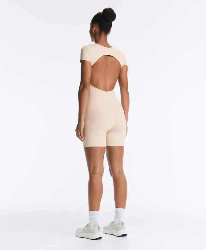 Mono corto Evermove con cuello cuadrado Mono corto Evermove con cuello cuadrado