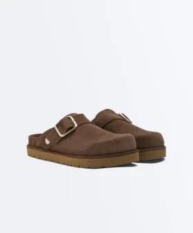 Mules de piel serrada con hebilla Mules de piel serrada con hebilla
