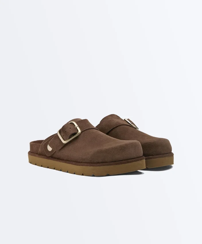 Mules de piel serrada con hebilla Mules de piel serrada con hebilla