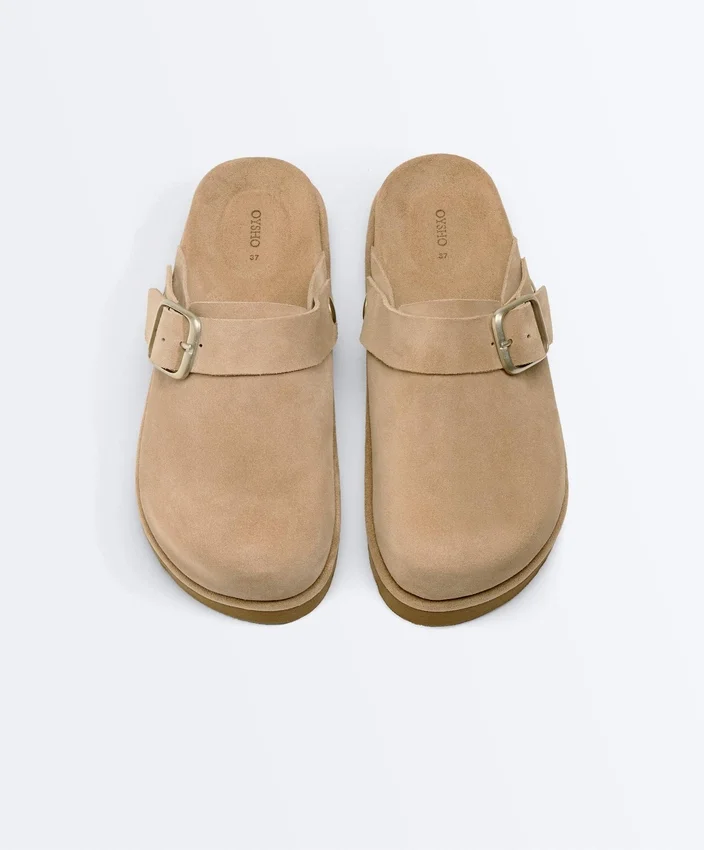 Mules de piel serrada con hebilla Mules de piel serrada con hebilla