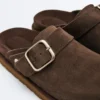 Mules de piel serrada con hebilla Mules de piel serrada con hebilla