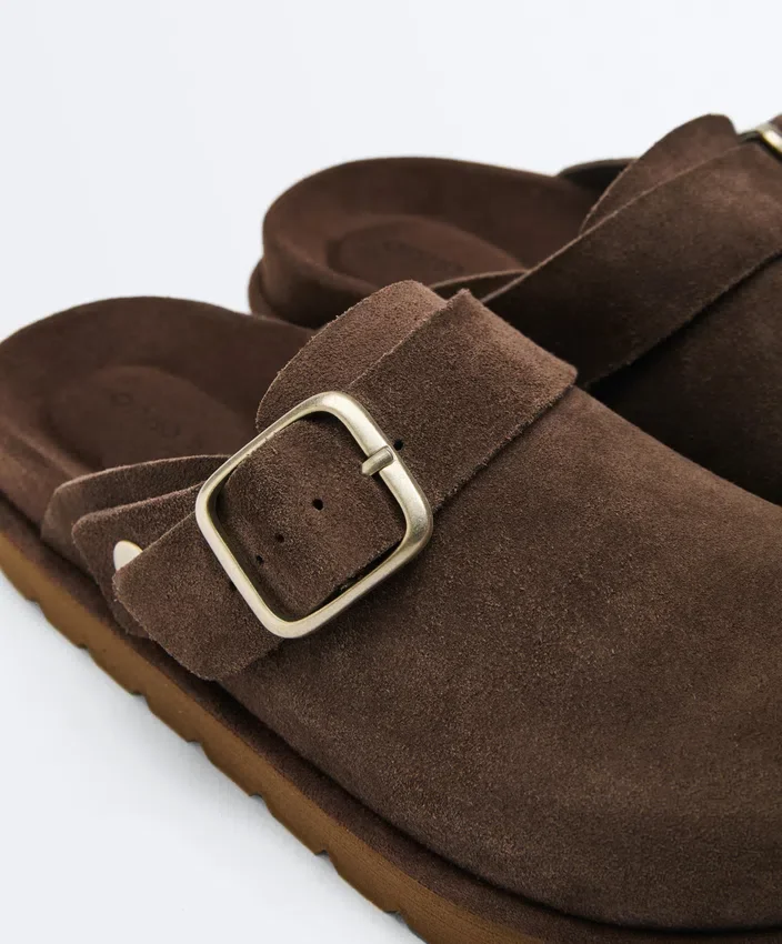 Mules de piel serrada con hebilla Mules de piel serrada con hebilla