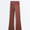 Pantalones acampanados de talle alto Comfortlux con cintura drapeada Pantalones acampanados de talle alto Comfortlux con cintura drapeada