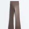 Pantalones acampanados de talle alto Comfortlux con cintura drapeada Pantalones acampanados de talle alto Comfortlux con cintura drapeada